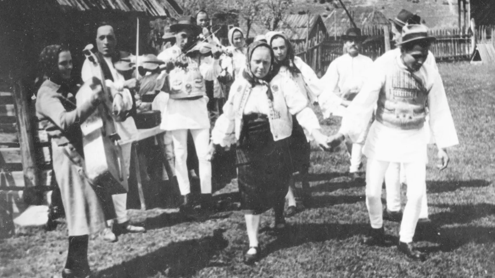 Kettős jártatója (Kallós Zoltán felvétele)